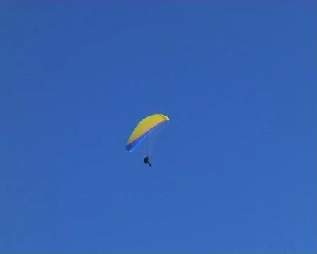 Paraglider circeling Vídeo Stock 111890