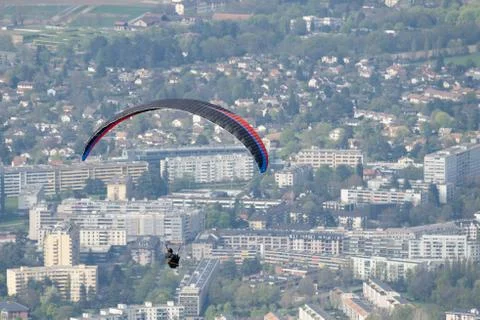 Paraglider with a cityscape background Fotos Stock