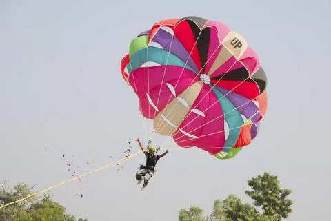 Paraglider doing stunt in sky ; Pushkar fair ; Rajasthan ; India Copyright... Fotos Stock