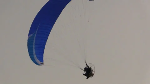 Paraglider flies close over head Video stock 36541085