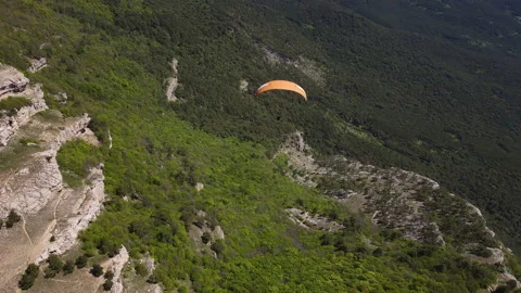 Paraglider flies over the surface of the earth in the mountains of Crimea Video stock 203382287