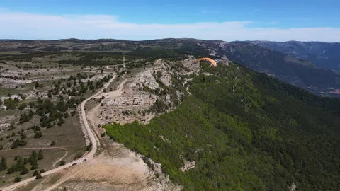Paraglider flies over the surface of the earth in the mountains of Crimea Stock-Footage 204053790
