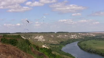 Paraglider flies in the sky over the Cretaceous mountains Video stock 85628131