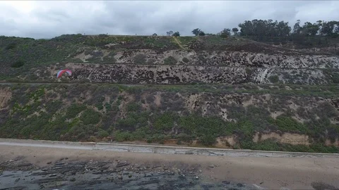Paraglider flyes from a cliff Video stock 98506509