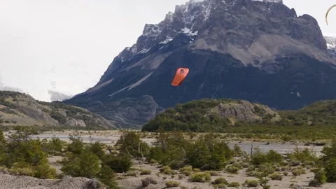 Paraglider flying above Río de las Vueltas beneath Fitz Roy Massif near El 스톡 동영상 337415818