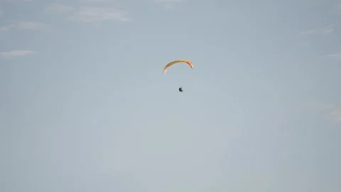 Paraglider flying in clear blue sky in Colombia Vídeo Stock 317749853