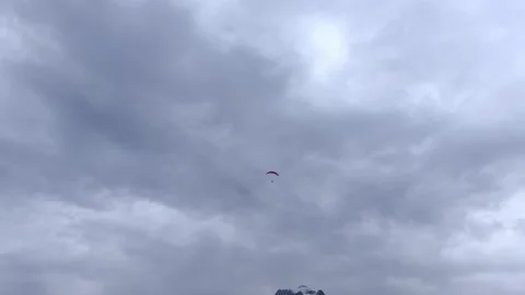 Paraglider Flying in Cloudy Sky, Adventure and Freedom Travel Footage 库存影片 345966748