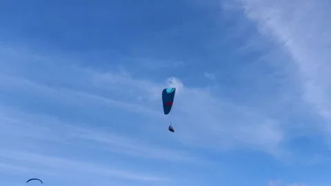 Paraglider flying high in the blue sky with clouds Vídeos de archivo 335215016