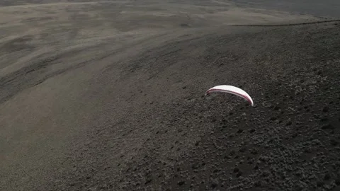 Paraglider flying over the desolate landscape near Flagstaff, Arizona, Video stock 283101323