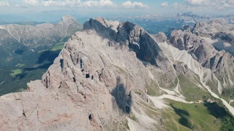 Paraglider Flying Over Dolomites Mountain Range, Pale Mountains In Italy. - 库存影片 345165532