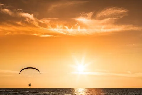Paraglider flying at sunset Foto stock
