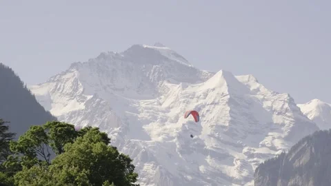 Paraglider in front of mountain Video stock 260855284