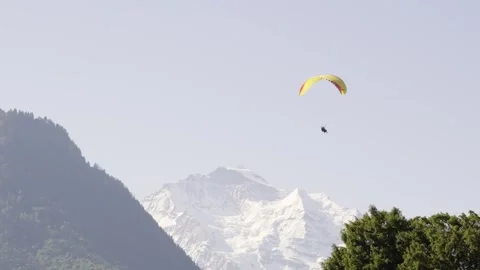 Paraglider in front of a mountain Video stock 260855573