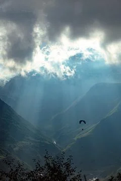 Paraglider high in the mountain Foto stock