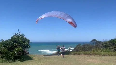 Paraglider launch and paragliding from a cliff Vidéo 326412593