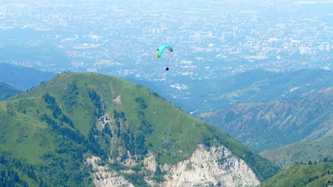 Paraglider in the mountains Vidéo 331252449