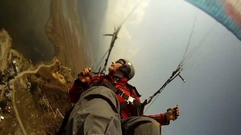 Paraglider pilot performing small wingovers 스톡 동영상 169189554