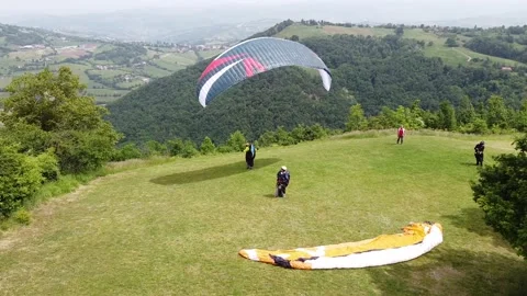 Paraglider ready to fly - Back view of paraglider about to leave the ground Stock-Footage 130880862