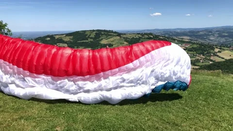 Paraglider ready to fly - Back view of paraglider about to leave the ground 動画素材 131917133