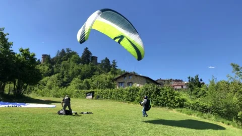 Paraglider ready to fly - Back view of paraglider about to leave the ground 動画素材 132138498