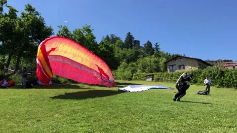 Paraglider ready to fly - Back view of paraglider about to leave the ground 動画素材 132140838