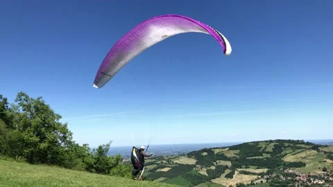 Paraglider ready to fly - Back view of paraglider about to leave the ground 動画素材 132167478