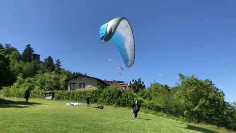 Paraglider ready to fly - Back view of paraglider about to leave the ground 動画素材 132168916
