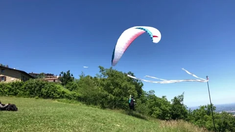 Paraglider ready to fly - Back view of paraglider about to leave the ground 動画素材 132217012