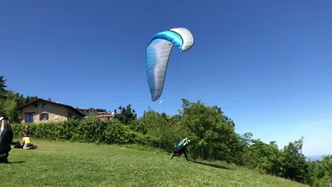 Paraglider ready to fly - Back view of paraglider about to leave the ground 動画素材 132218130