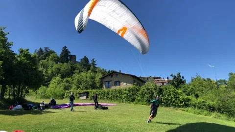 Paraglider ready to fly - Back view of paraglider about to leave the ground 動画素材 132218970