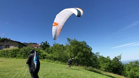 Paraglider ready to fly - Back view of paraglider about to leave the ground 動画素材 132220459