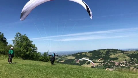 Paraglider ready to fly - Back view of paraglider about to leave the ground 動画素材 132220973