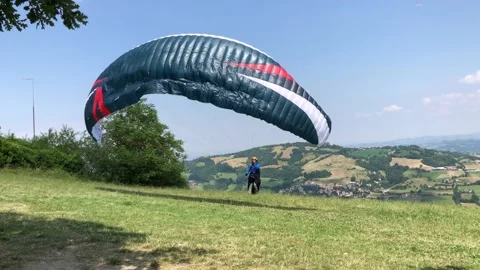 Paraglider ready to fly - Back view of paraglider about to leave the ground 動画素材 134277236