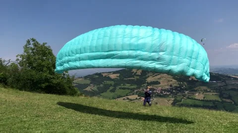 Paraglider ready to fly - Back view of paraglider about to leave the ground 動画素材 134277328