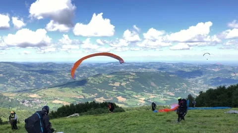 Paraglider ready to fly - Back view of paraglider about to leave the ground 動画素材 145592671