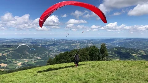 Paraglider ready to fly - Back view of paraglider about to leave the ground 動画素材 145594325