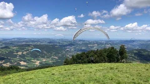 Paraglider ready to fly - Back view of paraglider about to leave the ground 動画素材 145596203