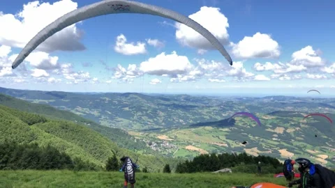 Paraglider ready to fly - Back view of paraglider about to leave the ground 動画素材 145596871