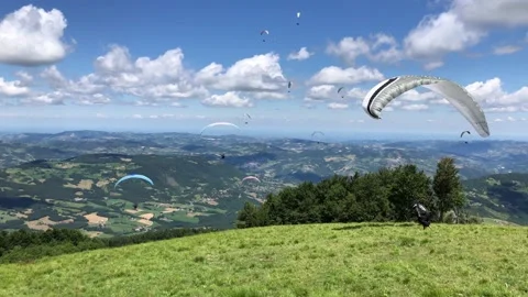 Paraglider ready to fly - Back view of paraglider about to leave the ground 動画素材 145598902