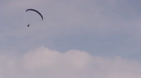 Paraglider ripples in the sky over Garda Lake Video stock 50630853