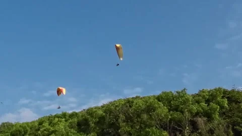 Paraglider In The Sky On Beach Mountains Vidéo 300538556