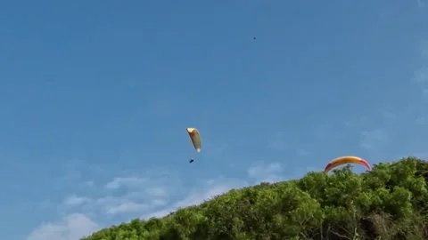 Paraglider In The Sky On Beach Mountains Vidéo 300539728