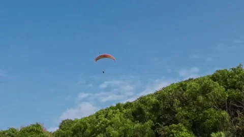 Paraglider In The Sky On Beach Mountains Vidéo 300539883