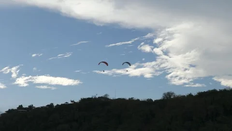 Paraglider Soaring over Limestone Cliffs Bali Indonesia Vídeos de archivo 320435732