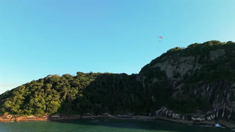 Paraglider soaring over Morro do Boi and the Atlantic Ocean in Caioba, Brazil Stockbeeldmateriaal 317291962