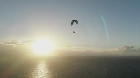 Paraglider Soaring at Sunset over Long Sandy Beach and Surf, New Zealand Vidéo 348890645