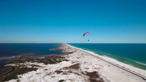 Paraglider soars over beach Vídeo Stock 72190011