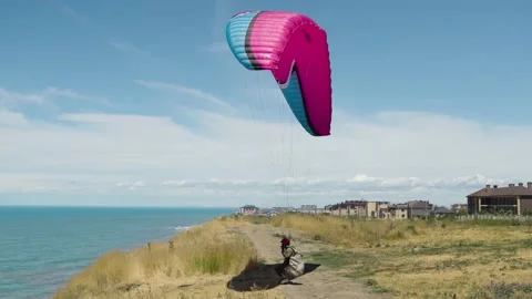 The paraglider takes off 動画素材 213284078