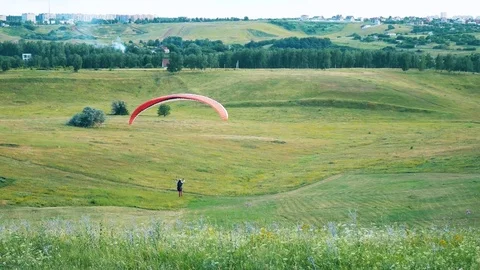 The paraglider takes overclocking. Sports in the open air. Stock Footage