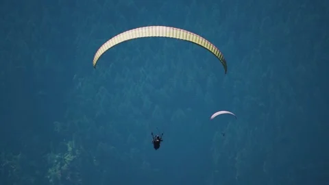 A paraglider taking off on background of Mountains and river at Dobhi in Manali, Stock Footage 303592754